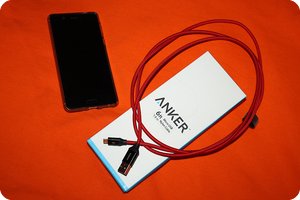 Dynamisches Duo: Smartphone und Ladekabel